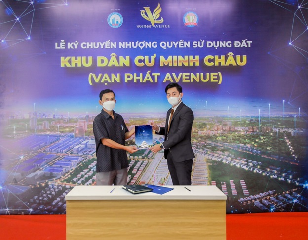 Đại diện công ty Minh Châu trao hồ sơ ký chuyển nhượng cho khách hàng